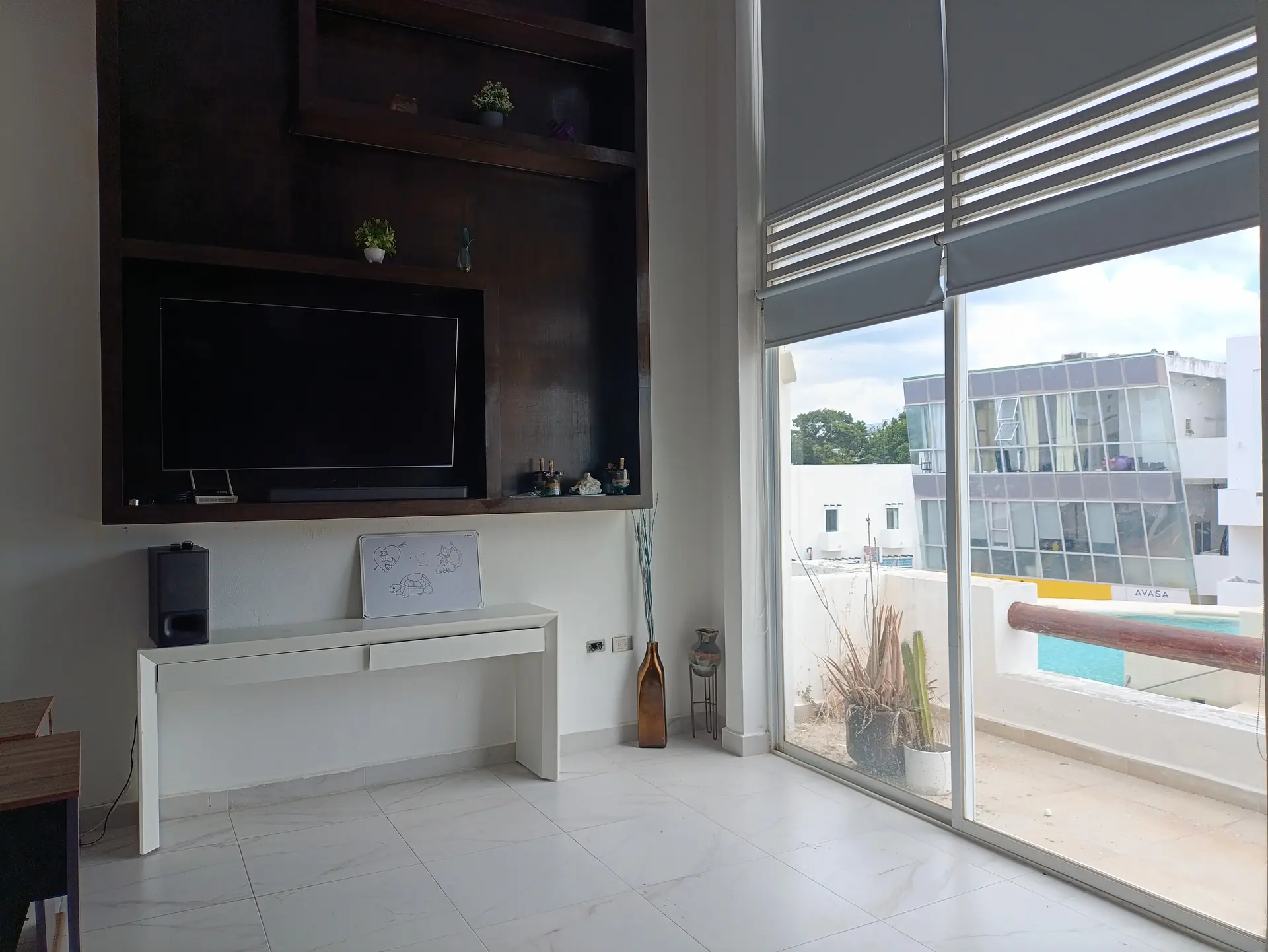 Interior abierto del Loft Plaza Paraíso con ventanal hacia el exterior